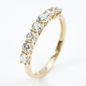 18K gold ring featuring 0.9ct lab-created diamonds in a seven-princess style